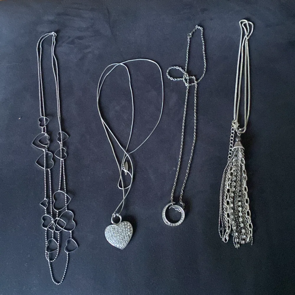 Paket med diverse olika halsband. . Accessoarer.