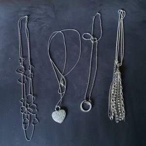 Paket med diverse olika halsband. 