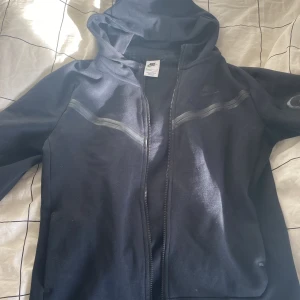 Nike tech - Svart Nike tech Fint skick! Använd få gånger Köpt för 1000kr Pris går att diskuteras