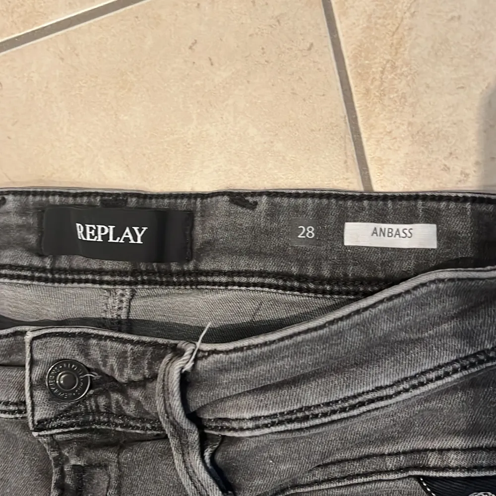 Ett par replay jeans i modellen anbass som är andvända vid ett tillfälle och helt nyskick. Dåligt ljus men byxorna är ljusare än på bilden. Jeans & Byxor.