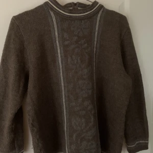 Stickad tröja - Långärmad tunn stickad tröja, köpte secondhand i Amsterdam