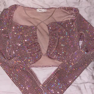 Fin topp från Nelly  - Superfin topp i storlek M från Nelly. Oanvänd.