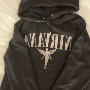 Nirvana hoodie💗 - Jätte fin hoodie från H&M. Igga dom jätte dåliga dåliga bilderna, men det är för att min bak kamera inte funkar så det blir spegel vänt och inte jätte bra men skriv ifall ni vill ha fler lite bättre bilder❤️