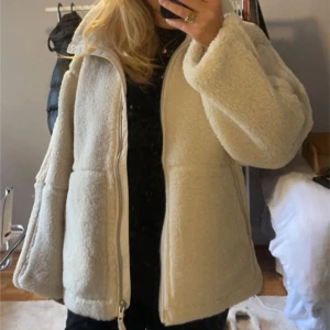 Teddyjacka  - Säljer denna vita teddyjacka. Slutsåld i denna storlek och säljer då den inte kommer till användning längre. Är väl använd. Säljer för 600kr❤️Bilderna är lånade kom privat för egna 