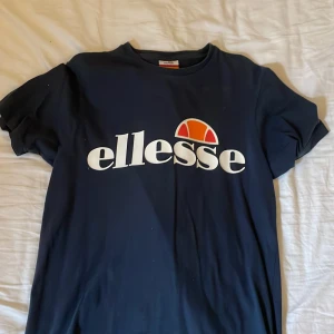 Ellesse T-shirt  - Ellesse T-shirt, använd fåtal gånger, strl Xs men passar även S 