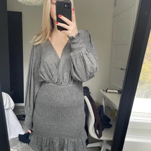 Zara klänning - Söt klänning från zara, använd en gång 💕 använd gärna köp nu 