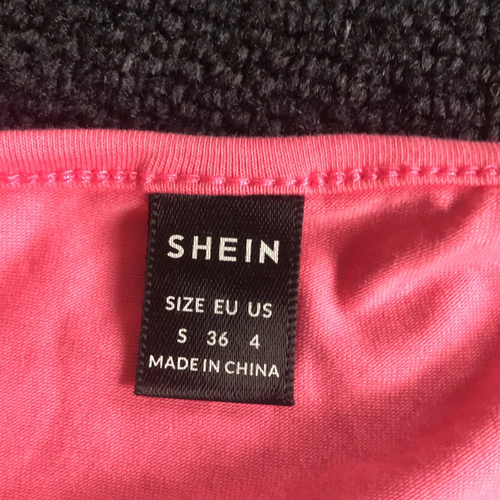 rosa linne från shein, jätte fint men ett par blåa jeans💘 storlek S. Skjortor.