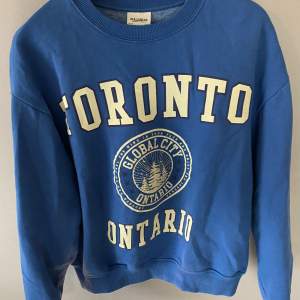 Fin blå sweatshirt från Pull&Bear, säljer då den är för liten💙