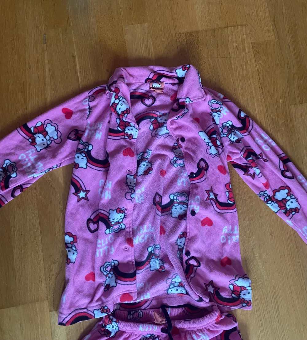 Jätte söt hello kitty pyjamas från Sanrio! Tveka inte att skriva vid frågor, passar mig som har storlek s perfekt! Kan säljas separat 150 för tröjan och 300 för byxorna! (pris kan diskuteras vid snabbt köp av båda). Hoodies.