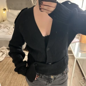 Hm stickad tröja  - Svart stickad tröja från hm studios! Köptes för 700kr! Använd en gång! Så tungt och fint material 