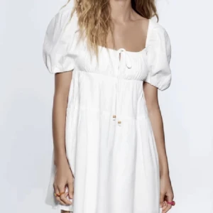 Zara sommarklänning - Vit klänning i storlek S. Super fin och somrig☀️🌸