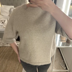 & Other stories tröja - Så fin stickad tröja i alpackaull! Beige fin färg! Knappt använd!