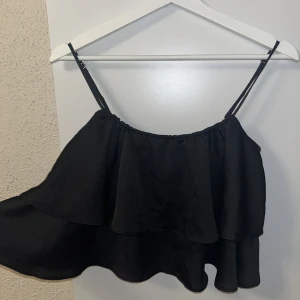 Svart flowy topp  - Köpt från h&m för några år sen!🖤 Väldigt söt och går att justera axelbanden🌸 Knappt använd då det tyvärr inte är min stil :( 