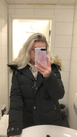 Hollies vinterjacka  - Säljer min vinterjacka då jag inte använder den längre. Den är inte använd så mycket, väldigt fint skick som ny.  Nypris 4300