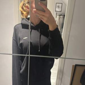 Svart hoodie med ett litet tryck💗väldigt bra skit, andvänd fåtalsgånger💗skriv för fler bilder