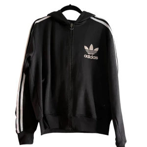 Vintage Adidas kofta - Svart adidas kofta/ hoodie i storlek M men passar även S. Jättebra skick, sparsamt använd av mig. Vid fler frågor eller bilder hör av er. Prioriterar snabba affärer. 