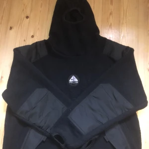 NIKE ACG SHERPA HOODIE - Nike ACG Sherpa med balaclava till salu, helt ny utan problem, perfekt för dig som hatar att frysa under vintern. Hör av er för frågor! 