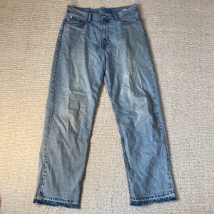 Weekday byxor 32/34 - Väldigt feta Weekday byxor. Galaxy modell. Storlek 32/34. Längd och bredd i cm, se bild. Ena fickan är söndrig, därför sänkte jag priset