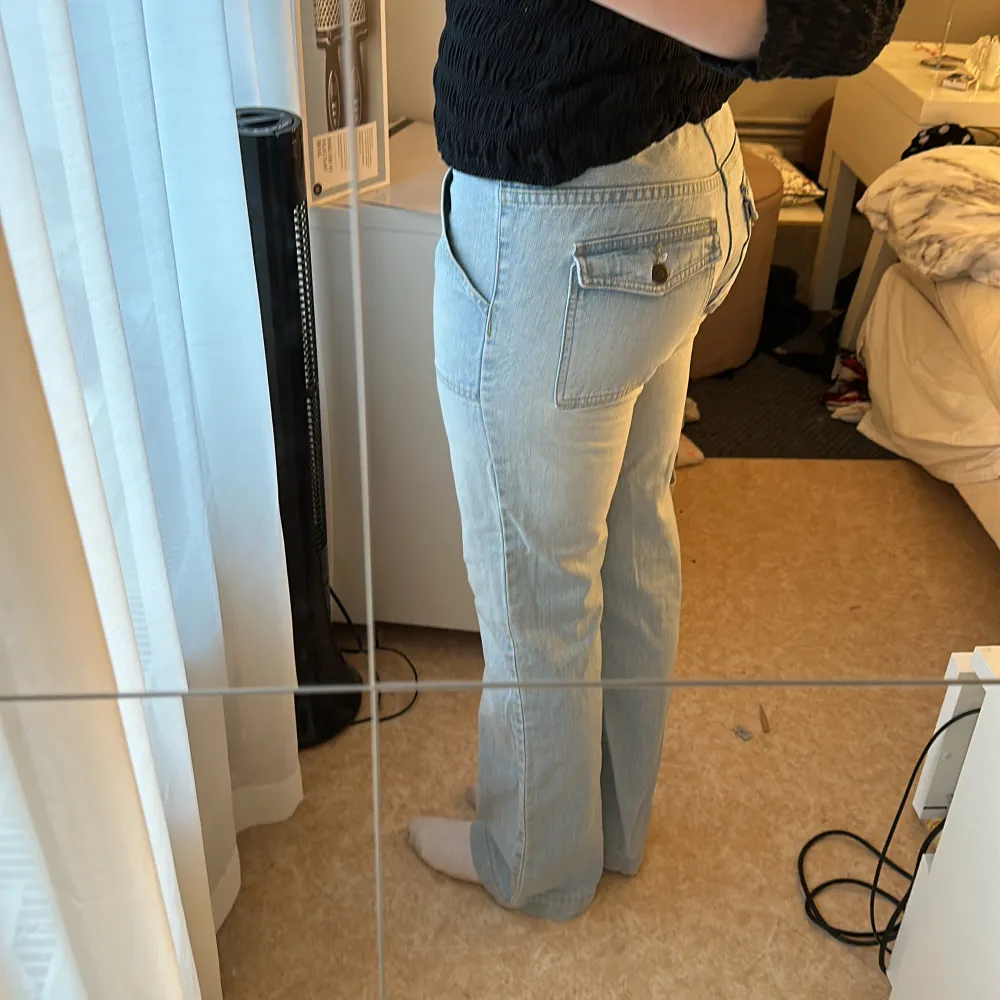 Midwaist jeans från märket att. Stl 42 men skulle säga att dom är lite små i storleken. Bara att skriva ifall ni har några frågor!💕. Jeans & Byxor.