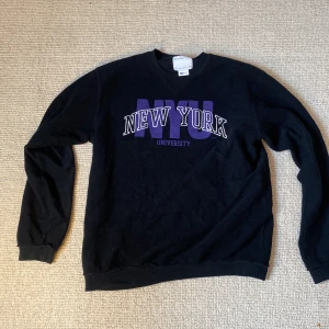 Bershka sweatshirt  - Bershka sweatshirt, tjocktröja. Står XL men den sitter som L väldigt cool stil