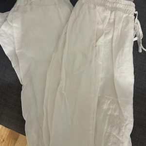 Vita linnebyxor - Snygga vita linnebyxor. Mid waist och regular längd
