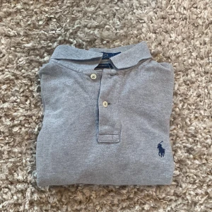 Polo Ralph lauren långärmad piké - Säljer denna polo ralph lauren långärmad piké, se reva på bild 3. Kan gå ner i pris vid snabb affär