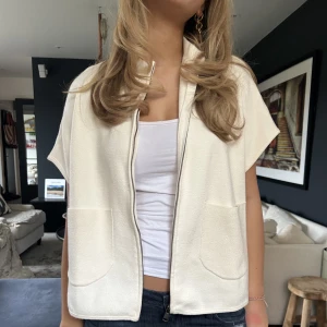 Kortärmad kofta - Super söt kortärmad kofta från zara med små fickor! Passar till allt och är så fin💓💕 lite gräddvit färg. Storlek är 13-14 år men passar mig som har s (är 170)