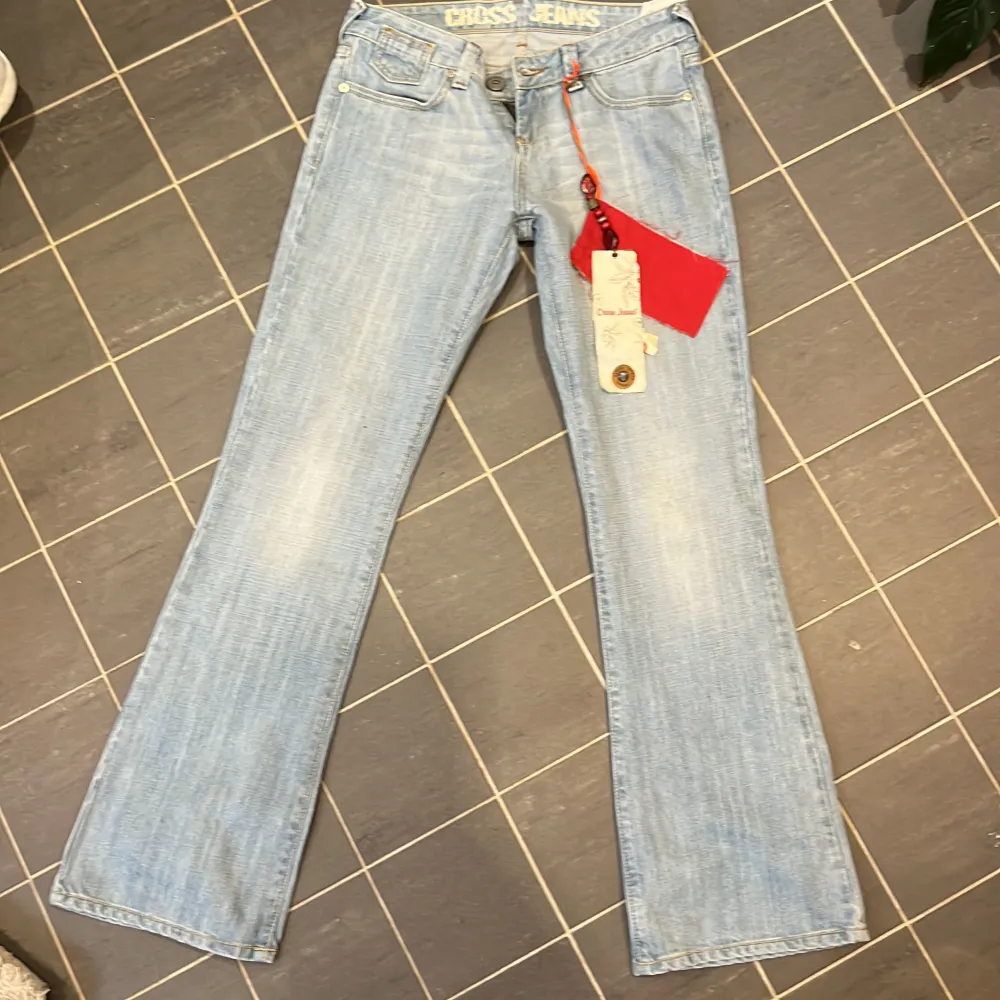 Lågmidjade jeans från Cross. Jättefina helt oanvända lågmidjade bootcutjeans med prislappen kvar. Säljer pga passar mig inte. Storlek: W29 L32💕💕. Jeans & Byxor.