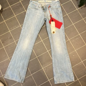 lowwaist jeans - Lågmidjade jeans från Cross. Jättefina helt oanvända lågmidjade bootcutjeans med prislappen kvar. Säljer pga passar mig inte. Storlek: W29 L32💕💕