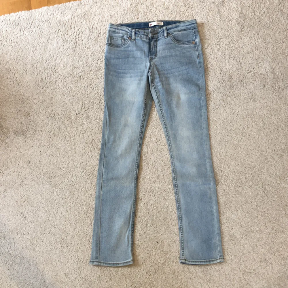 Jättefina Levis jeans! De är storlek 12 Regular, köpta i USA och aldrig använda❤️❤️. Jeans & Byxor.