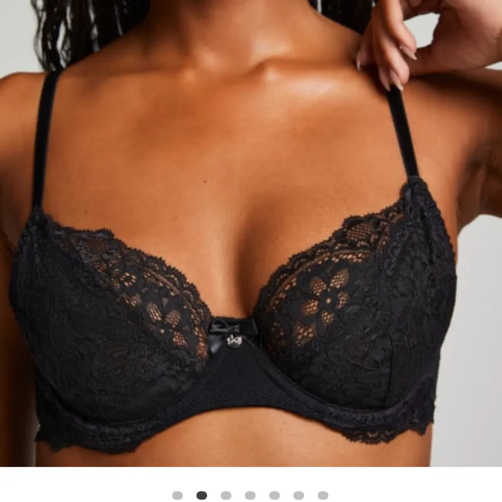 Hunkemöller bh, helt ny, endast testad. Säljer för att den inte passade. Nypris: 350kr, mitt pris: 250kr. Övrigt.