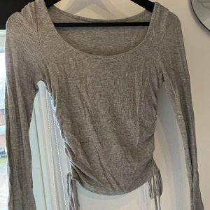 Tröja  - Grå tight tröja i stl S. Den har ribbat på båda sidorna och sitter jättefint på! 