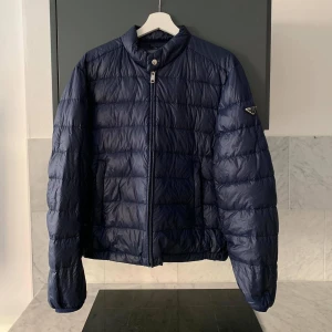 Prada puffer jacka  - 8/10 inga flaws Köpt för 9000kr Bud : 3000kr Buy now : 4200kr