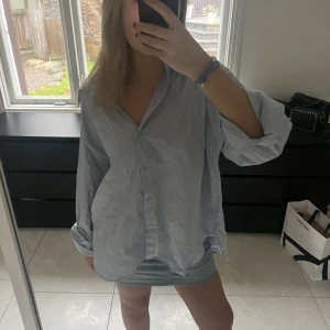 Skjorta  - Jättesnygg skjorta från H&M. Säljer då den inte kommer till användning ❤️ självklart behöver skjortan strykas !