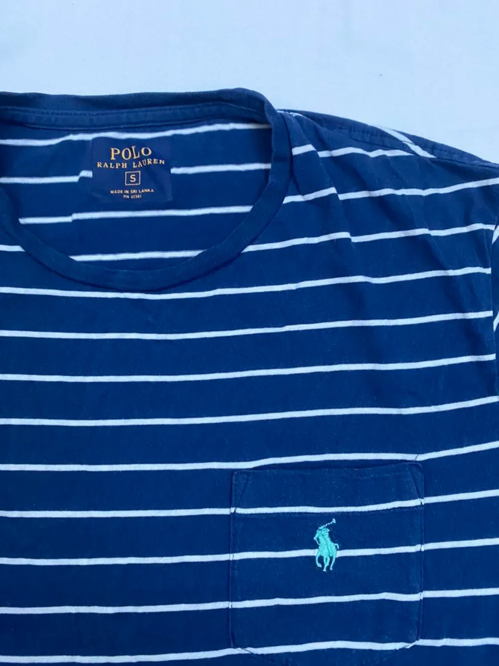 En snygg och randig Ralph Lauren T-shirt. Den är väldigt cool och trendig. original pris är 999 och skicket är prima.. T-shirts.