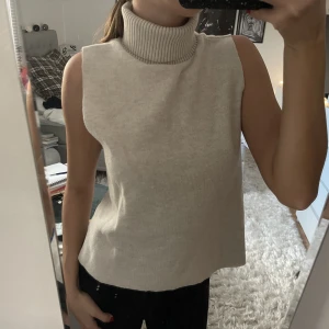 Topp med polokrage - Jättesöt topp från zara med polokrage! Väldigt fint skick! Storlek M men passar S lika bra! Använd gärna köp nu🫶🏻