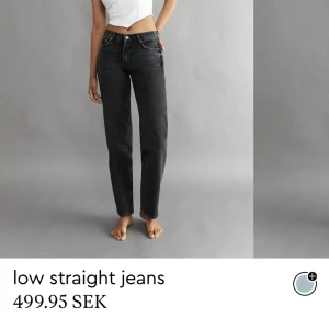 Lågmidjade jeans - Säljer mina ”low straight jeans” från Ginatricot i färgen offblack. Storlek 36, använd endast ett fåtal gånger🍂🫶🏼