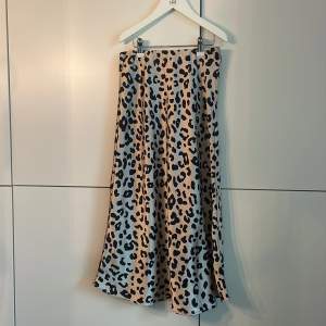 Super fin lång kjol med leopard mönster💗 Har en strethigt band i midjan. Storlek 152 men passar folk med Xs eller S då den är väldigt stretchig. Köpt från Lindex kids och har använts ett fåtal gånger. Djur och rökfritt hem🏡