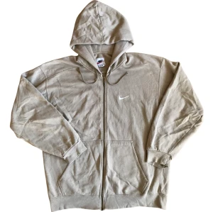 Nike Zip-Up Hoodie - Snygg Nike huvtröja med detalj på dragkedjan. Ljusbrun färg i storlek L. Ställ gärna frågor!😊
