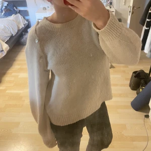 Stickad tröja - Super snygg och skön tröja ifrån mango med knappar på, passar både  s och m 🫶🏻🫶🏻 köpt för 599