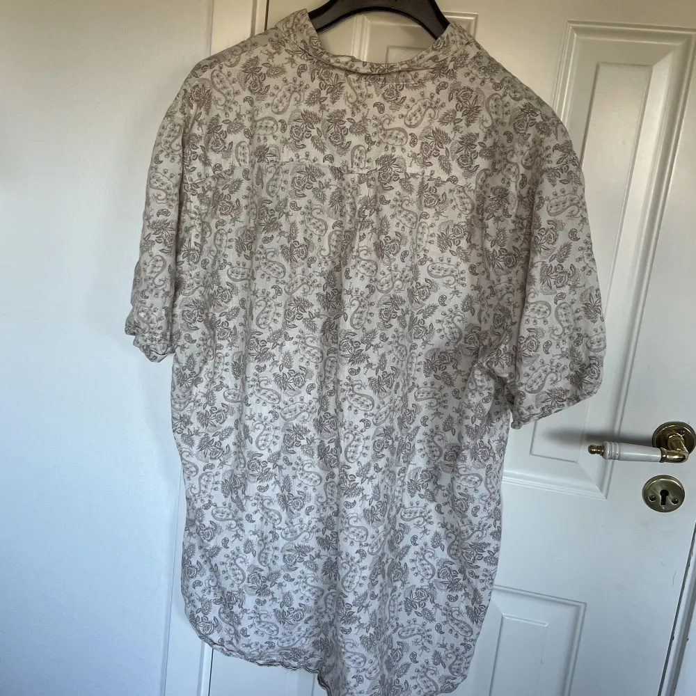 Kortärmad skjorta från dressmann. Skön linen blend. Använd ”köp nu”. . Skjortor.