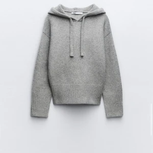 Stickad hoodie  - Helt ny stickad grå hoodie från zara, endast testad och prislappen kvar, Populär och slutsåld på hemsidan nypris 500kr, mitt pris 350kr eller budgivning 💕