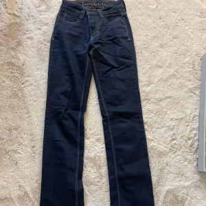 Jeans - Säljer dessa mörkblå jeans från About you som jag köpte för 1200 kr. De är nästan helt nya har bara haft på mig de typ 4 gånger. De är stretchiga o sköna. De är Mid waist.