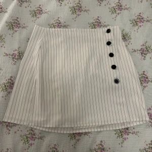 Randig kjol 💗 - Köpt för några år sedan men i bra skick 🌟