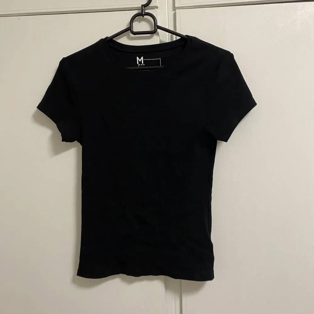 En tröja som är helt svart. . T-shirts.