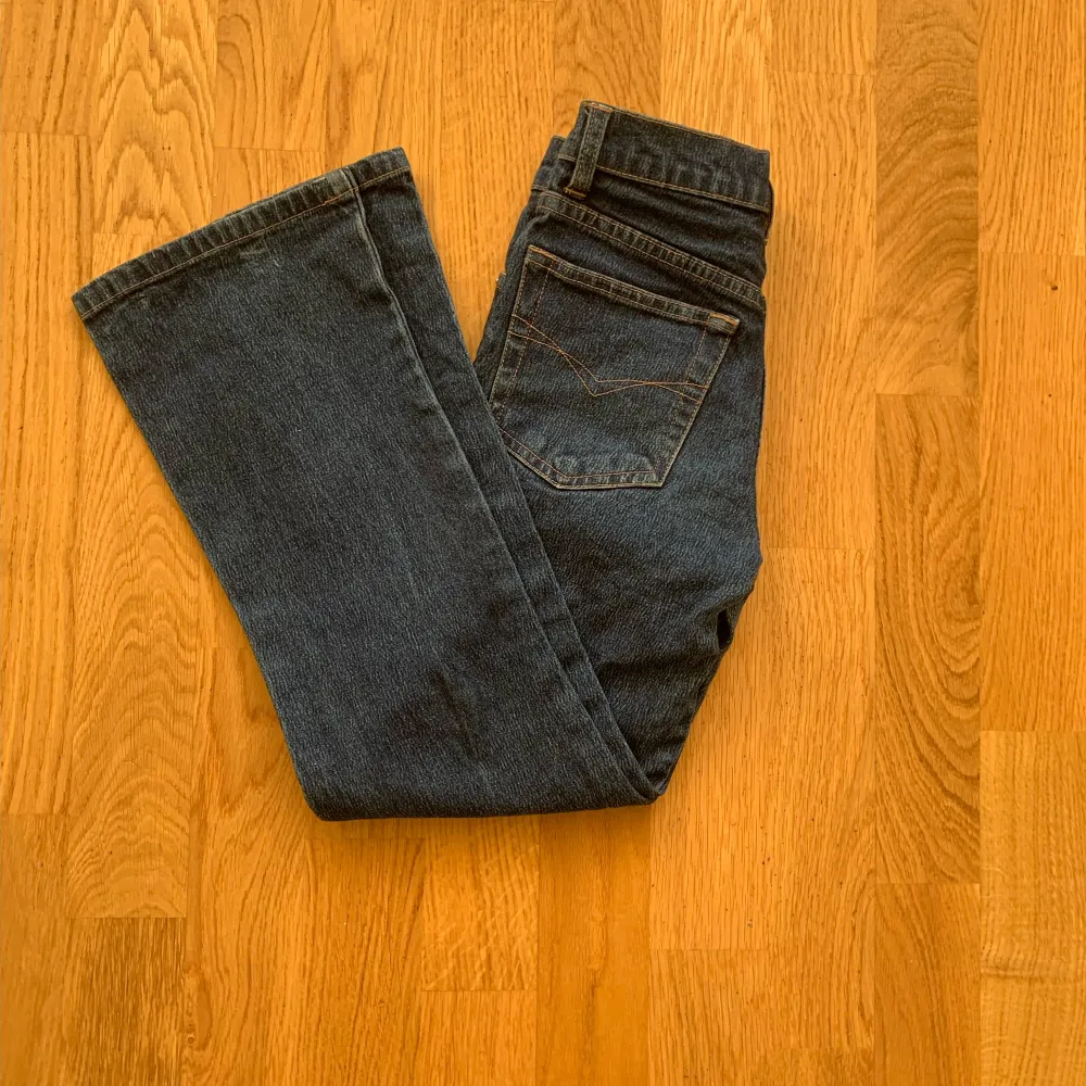 Köpta vintage av mitt barn men kom inte till användning. Storlek 134 lite high wastied💗. Jeans & Byxor.