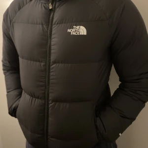 North Face Vinterjacka Puffer. - Köptes förra året, hyfsat gott skick, använd i en vinter. Storleken är S-M så rekommenderas för killar som har storlek medium. OBS! Originalpris 3245:-. 