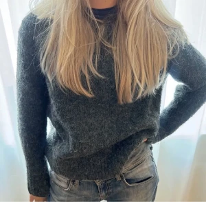 Stickad tröja - Säljer denna super snygga gråa stickade tröjan!❤️‍🔥💋första bilden är lånad, skriv privat för fler detaljer!