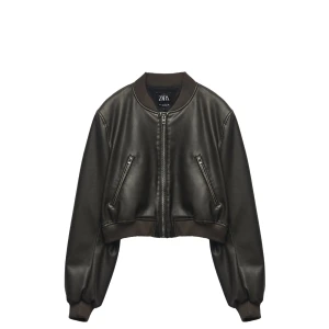 Bomberjacka - Skinnjacka/bomberjacka från Zara Slutsåld storlek S  Använd kanske 2 gånger Jag har tagit ur ”axelpuffarna” och är därmed hål i innertyget men inget som påverkar  