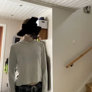 Vit hoodie - Väldigt tunn vit/grå hoodie från h&m☺️Använd kanske 4 gånger🤷‍♀️ Inga fel på hoodien. Strl. 158/164, men kan passa som xs. Tror inte den säljs längre!